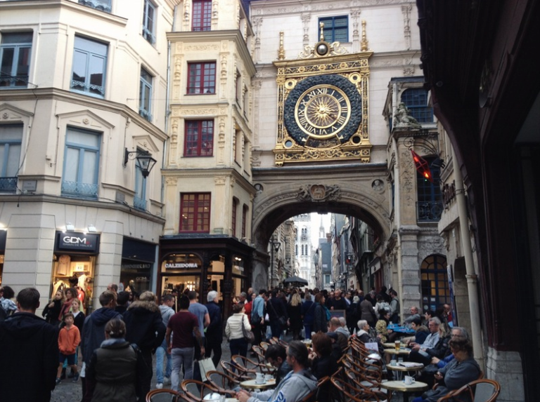 Crowds flood Rue du Gros Horlage during weekends. For contrast, see the image in my last post.